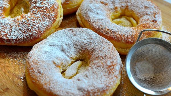 frisch gebackene Ausgezogene Küchle Krapfen Foto f
