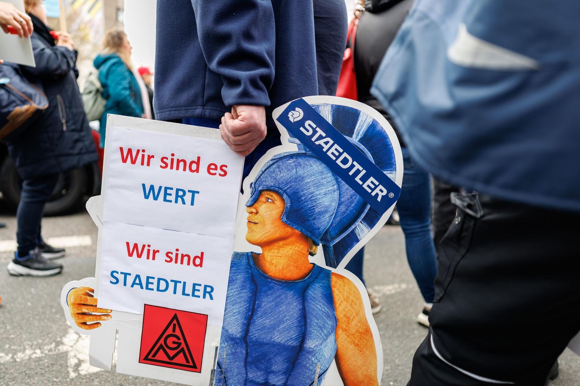 "Wir sind es wert. Wir sind Staedtler" steht auf einem Schild während eines Demosntration von Beschäftigten des Stiftherstellers Staedtler und der Gewerkschaft IG Metall gegen die geplante Schließung zweier Staedtler-Werke.