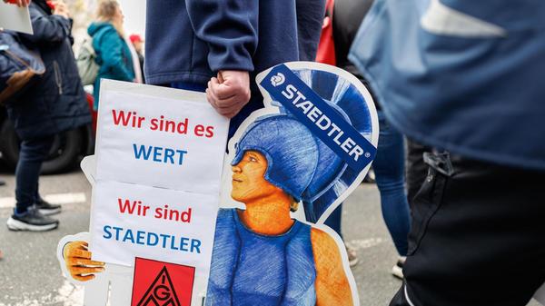"Wir sind es wert. Wir sind Staedtler" steht auf einem Schild während eines Demosntration von Beschäftigten des Stiftherstellers Staedtler und der Gewerkschaft IG Metall gegen die geplante Schließung zweier Staedtler-Werke.