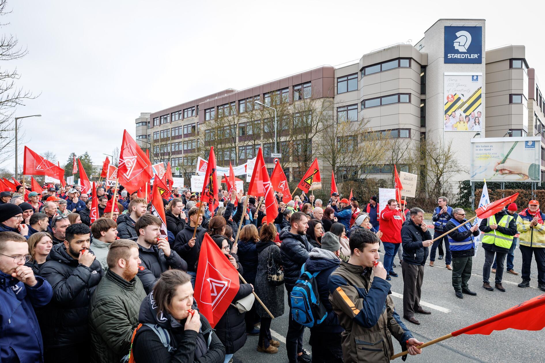 Beschäftigte der Staedtler-Standorte in Nürnberg, Neumarkt und Sugenheim versammelten sich am Donnerstag vor dem Werkstor des Unternehmens in der Moosäckerstraße 3 in Nürnberg.