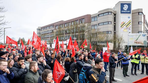 Beschäftigte der Staedtler-Standorte in Nürnberg, Neumarkt und Sugenheim versammelten sich am Donnerstag vor dem Werkstor des Unternehmens in der Moosäckerstraße 3 in Nürnberg.