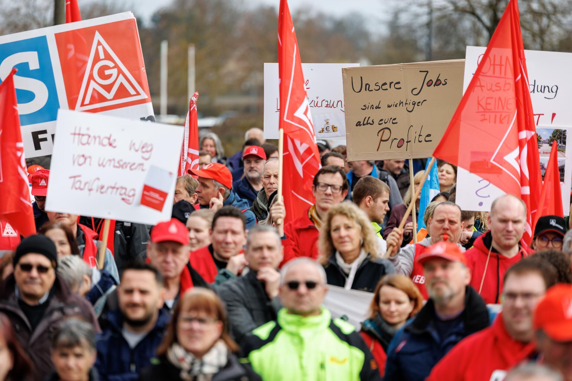 Die Gewerkschaft IG Metall rief zur Demonstration auf.