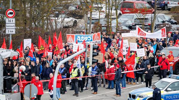 Der fränkische Stiftehersteller Staedtler hatte im September 2025 angekündigt, zwei seiner Standorte in Deutschland zu schließen - die Werke in Neumarkt in der Oberpfalz und Sugenheim im Landkreis Neustadt an der Aisch-Bad Windsheim sollen nach 2028 nicht fortbestehen und in den Haupt-Produktionsstandort Nürnberg integriert werden.