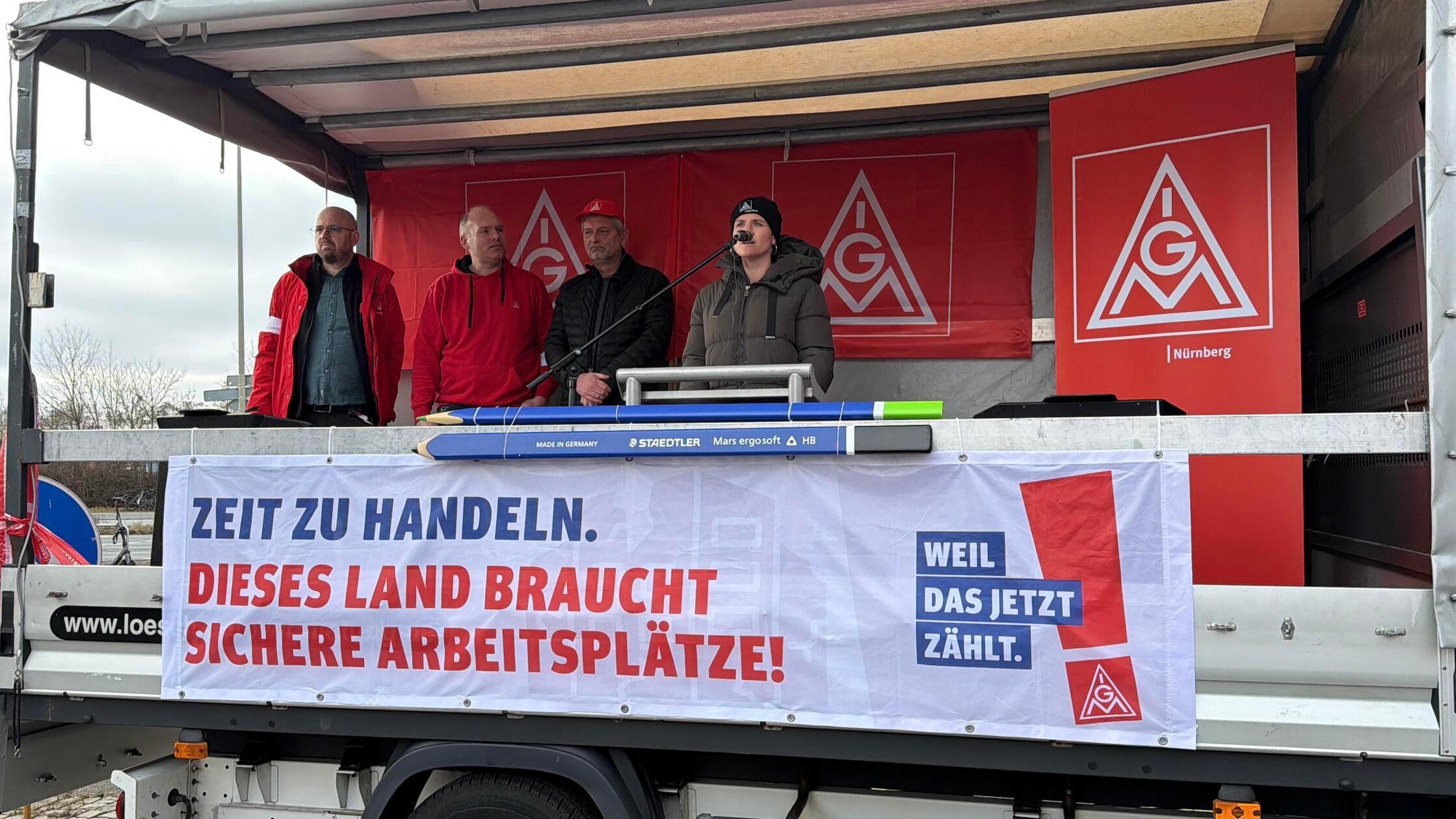 Die IG Metall fordert klare Zukunftsperspektiven für die betroffenen Beschäftigten, die künftig in Nürnberg arbeiten, ebenso wie „tragfähige Lösungen für alle, die nicht nach Nürnberg wechseln können oder wollen“, erklärte Olga Redda, zweite Bevollmächtigte der IG Metall Regensburg.