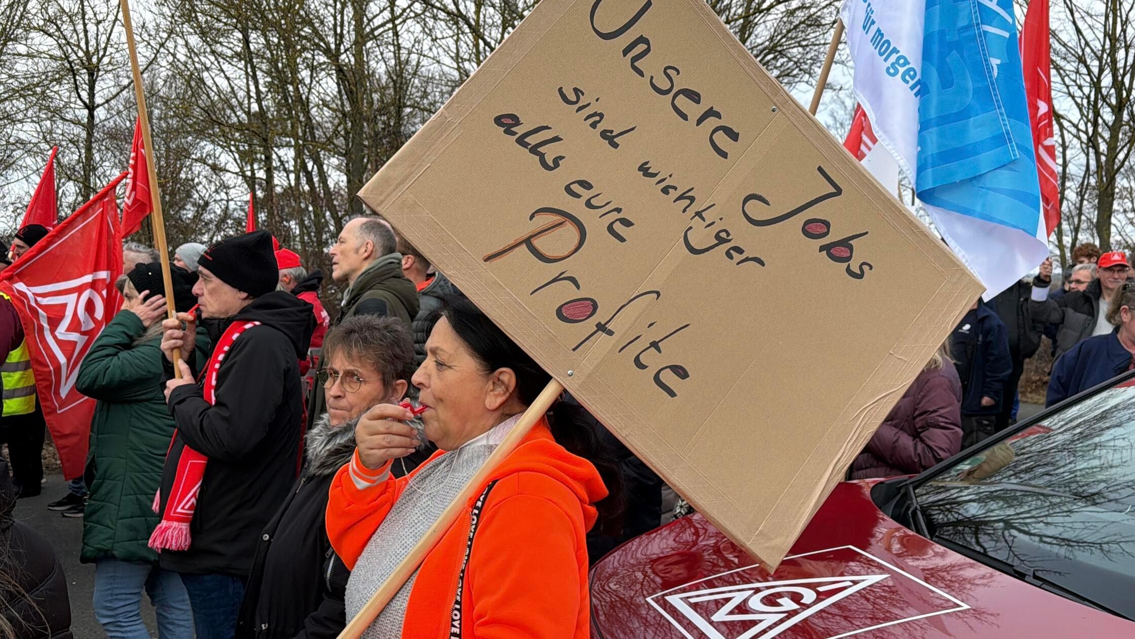 Nach dpa-Information waren laut Gewerkschaft 300 Beschäftigte von Staedtler und anderen Betrieben aus der Region bei der Demonstration vor Ort.