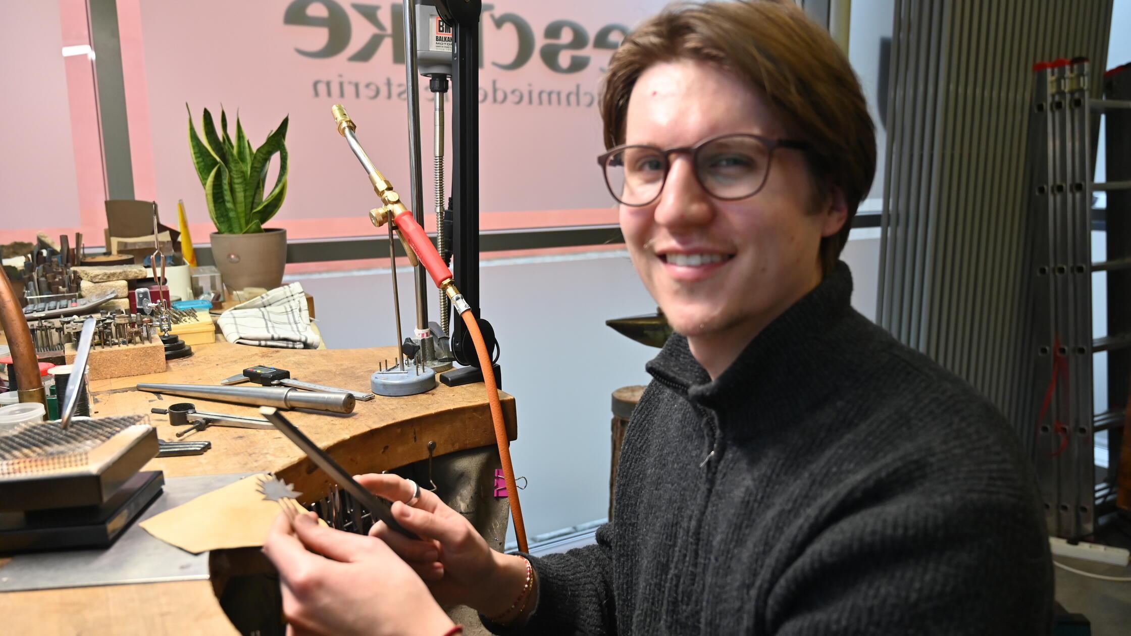 Der 25-jährigen Goldschmied Pascal Jelic ist ab so