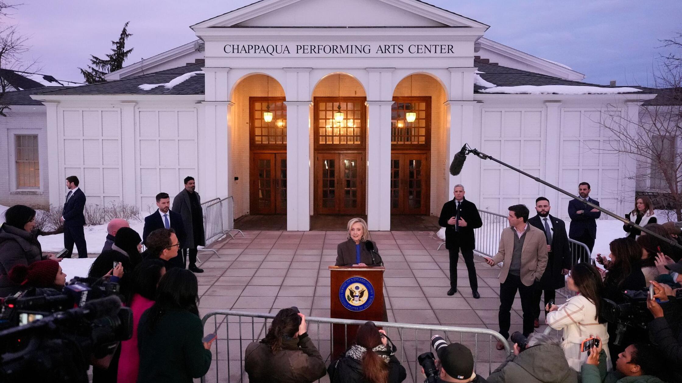 Die ehemalige Außenministerin Hillary Clinton spri