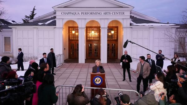 Die ehemalige Außenministerin Hillary Clinton spri