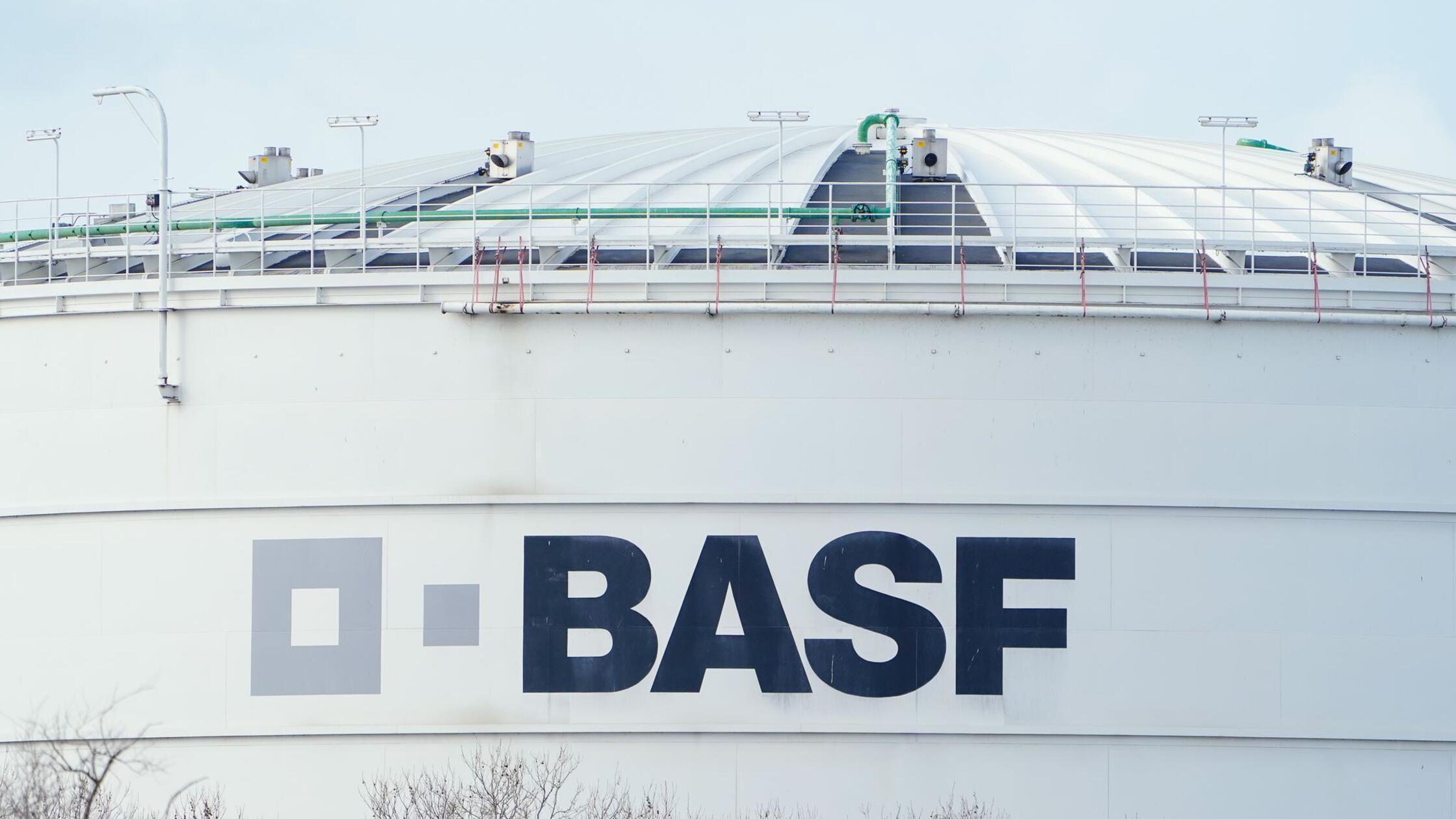 https://images.nordbayern.de/image/contentid/policy:1.15024382:1772173128/Der_Schriftzug_BASF_ist_auf_einer_Industrieanlag.jpg?%24p%24f%24h%24m%24w=900baec&f=16%3A9&h=338&m=FIT&w=600