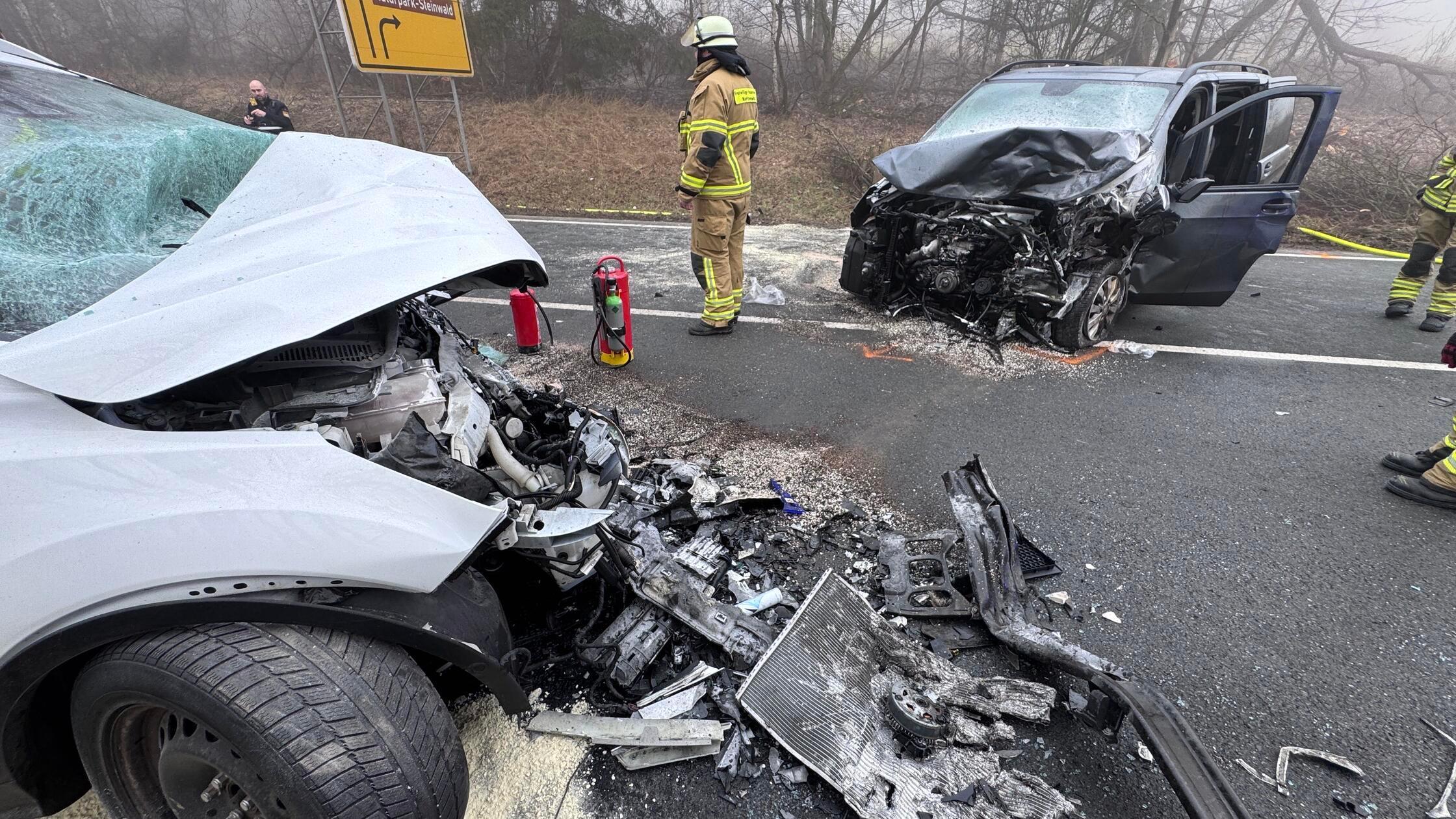 Zwei Schwerverletzte nach Frontalkollision: Feuerw
