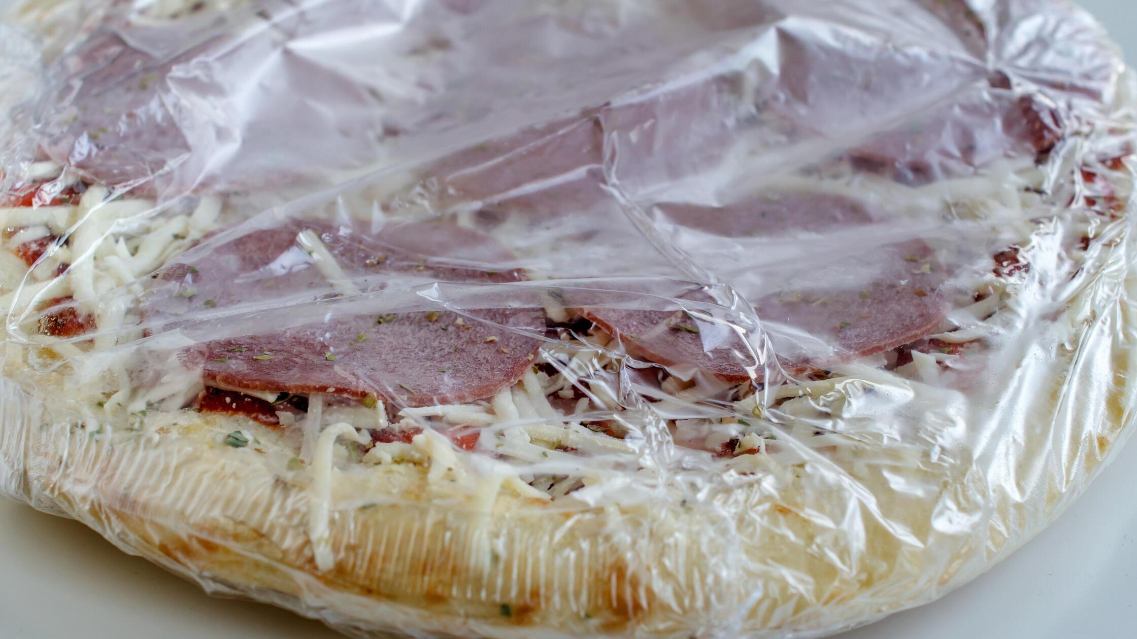 Tiefgekühlte Pizza aus der Packung als Convenience