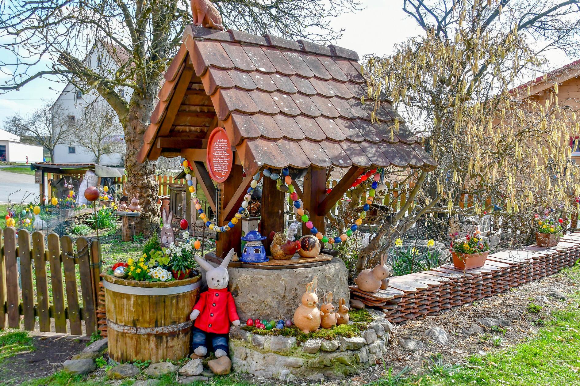 Der alte Brunnen auf dem Bauernhof in Greuth österlich geschmückt.
