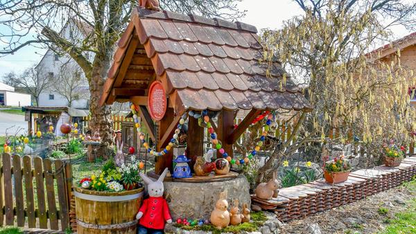 Der alte Brunnen auf dem Bauernhof in Greuth österlich geschmückt.