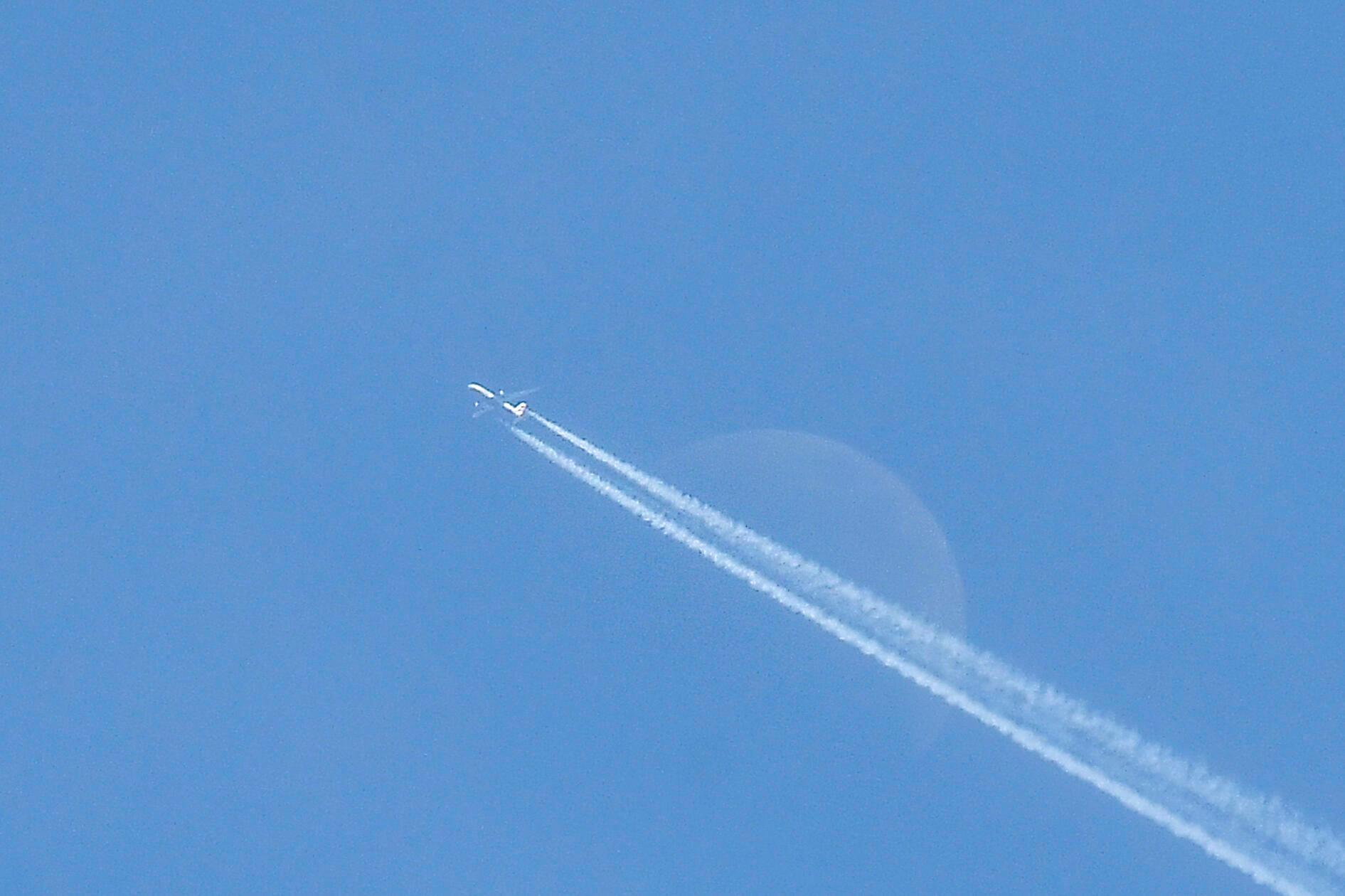 Der große, blasse Kreis rechts im Bild ist der Mond, allerdings sehr schwach sichtbar, weil er am Taghimmel steht.
