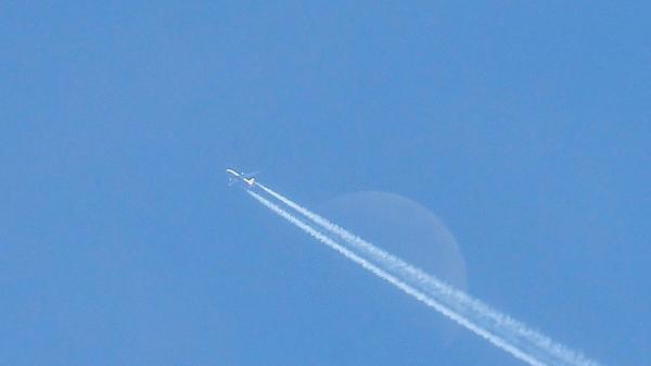 Der große, blasse Kreis rechts im Bild ist der Mond, allerdings sehr schwach sichtbar, weil er am Taghimmel steht.