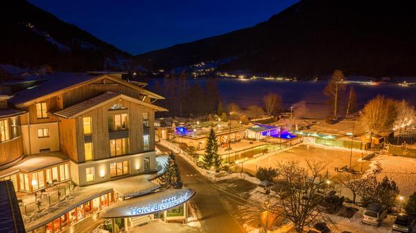 Brennseehof Aussenansicht Winter - Nacht, Gert Per