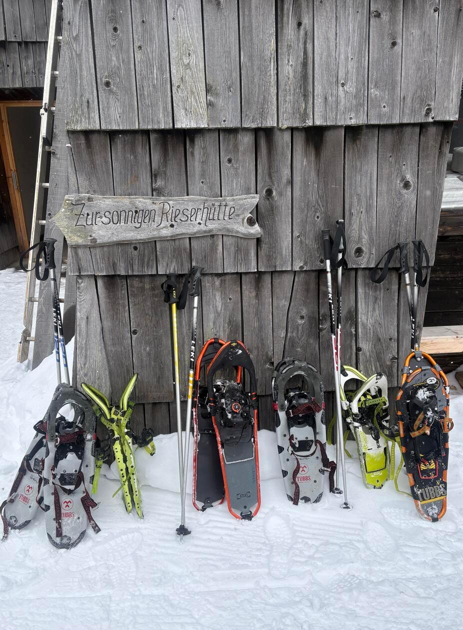 Bei der Schneeschuhwanderung von der Bergstation der Maibrunnbahn geht es über Wanderwege in die Naturwelt der Nockberge.