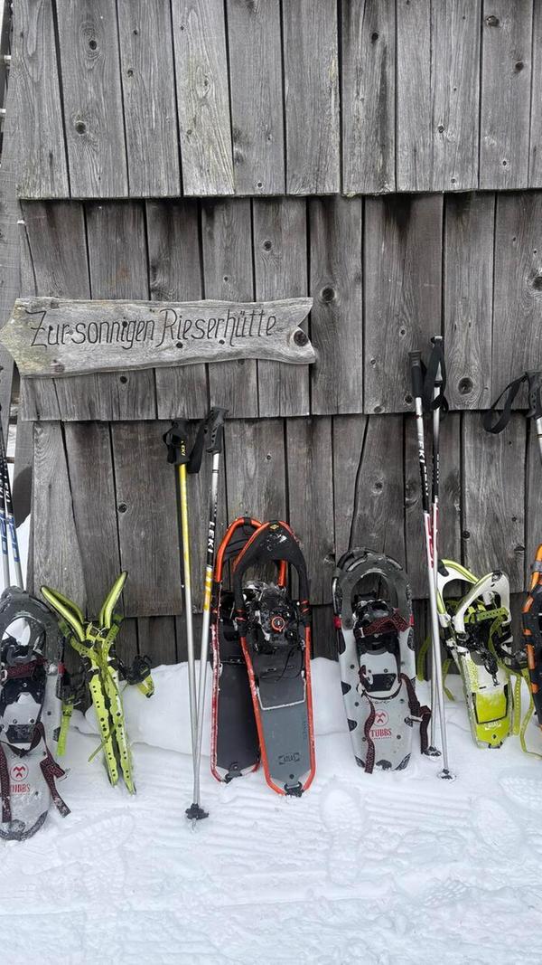 Bei der Schneeschuhwanderung von der Bergstation der Maibrunnbahn geht es über Wanderwege in die Naturwelt der Nockberge.
