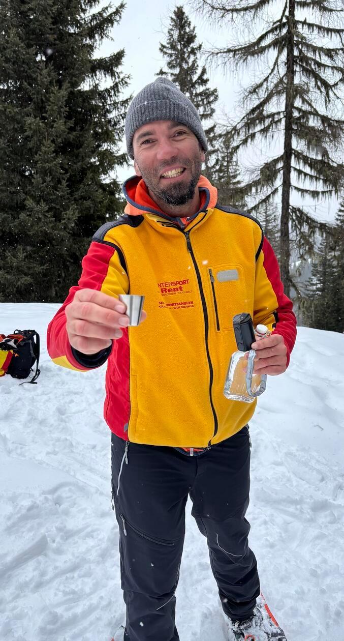 Wer mag, darf dabei auch von den regionalen Spezialitäten kosten.