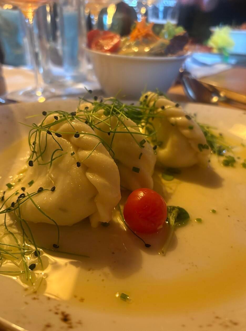 Kasnudeln sin eine echte Kärntner Spezialität, in Taschen aus Nudelteig wird eine Füllung aus Topfen, Erdäpfel und Kräuter gegeben. In Bad Kleinkirchheim bietet sie zum Beispiel das Hüttenrestaurant Trattlers Einkehr an.