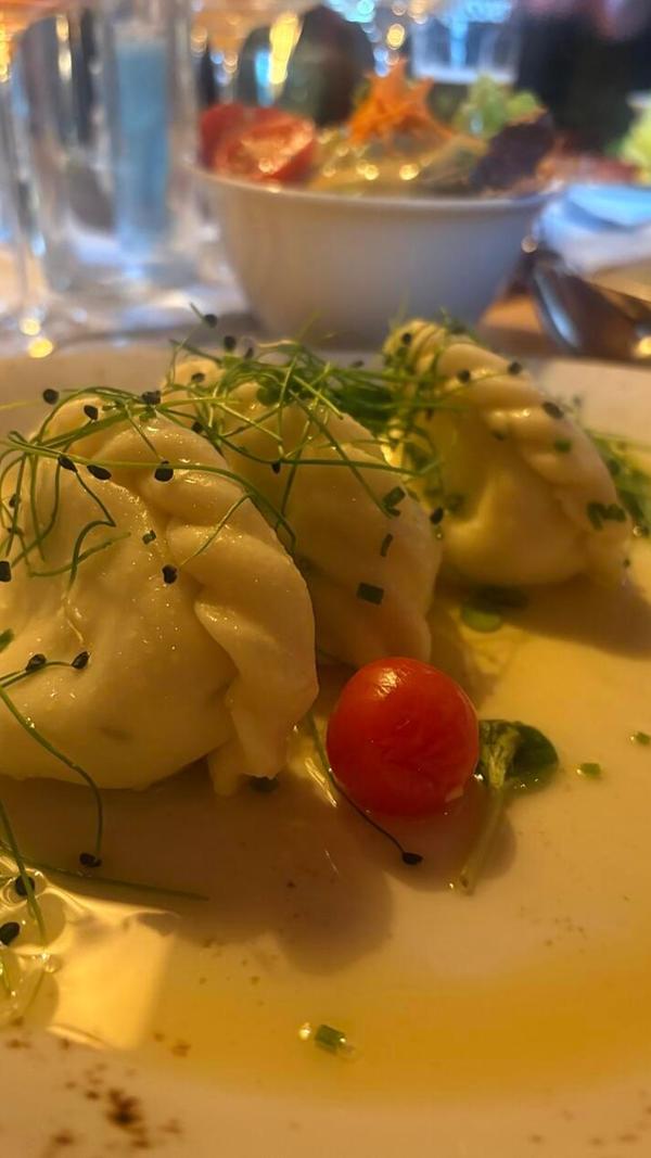 Kasnudeln sin eine echte Kärntner Spezialität, in Taschen aus Nudelteig wird eine Füllung aus Topfen, Erdäpfel und Kräuter gegeben. In Bad Kleinkirchheim bietet sie zum Beispiel das Hüttenrestaurant Trattlers Einkehr an.