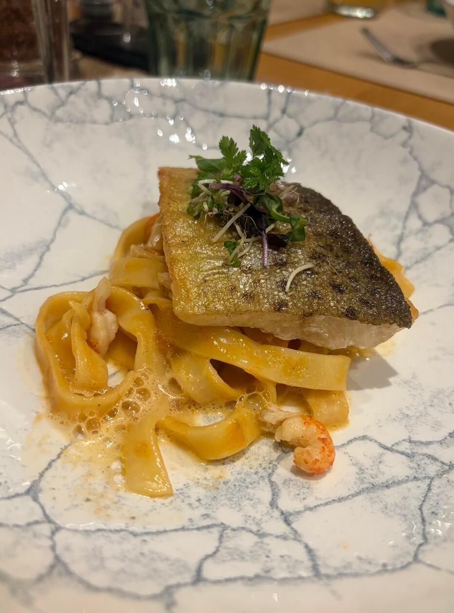 Der "Kärntna Låxn" ist eine besondere Seeforelle - eine regionale Spezialität, die man probiert haben sollte. Hiesige Fischzüchter haben es sich zur Aufgabe gemacht, die traditionelle Kulinarik wieder zu verbreiten. Auch das Restaurant des Brennseehofs bietet den Låxn an.