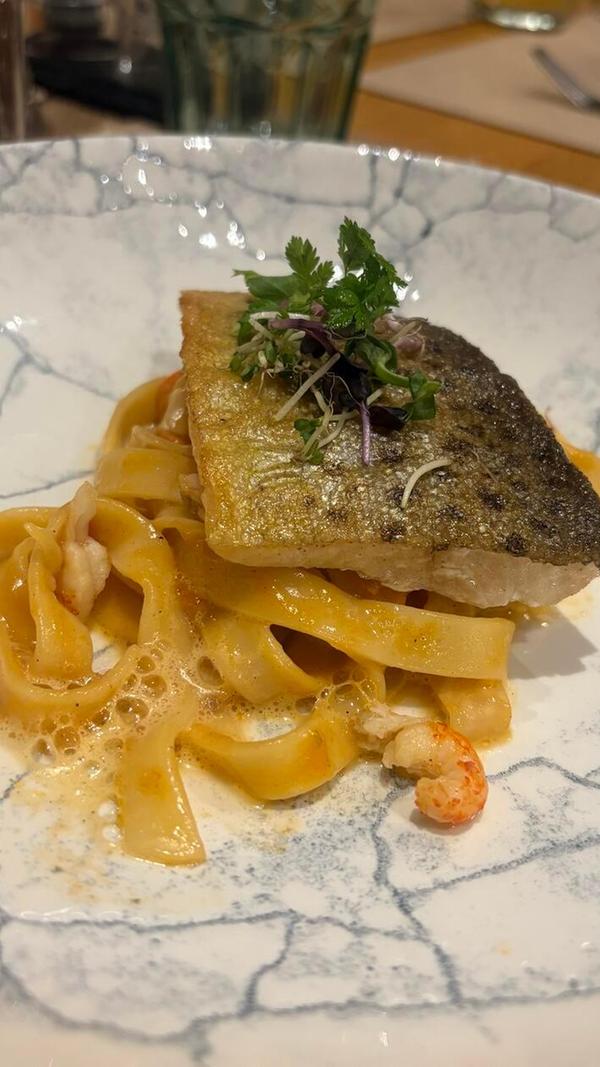 Der "Kärntna Låxn" ist eine besondere Seeforelle - eine regionale Spezialität, die man probiert haben sollte. Hiesige Fischzüchter haben es sich zur Aufgabe gemacht, die traditionelle Kulinarik wieder zu verbreiten. Auch das Restaurant des Brennseehofs bietet den Låxn an.