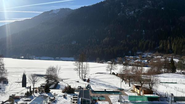 Der Blick auf die Anlage des Brennseehofs mit zahlreichen Schwimmbecken, Tennisplätzen und vielem mehr. Im Winter gibt es sogar eine eigene Eislaufbahn.