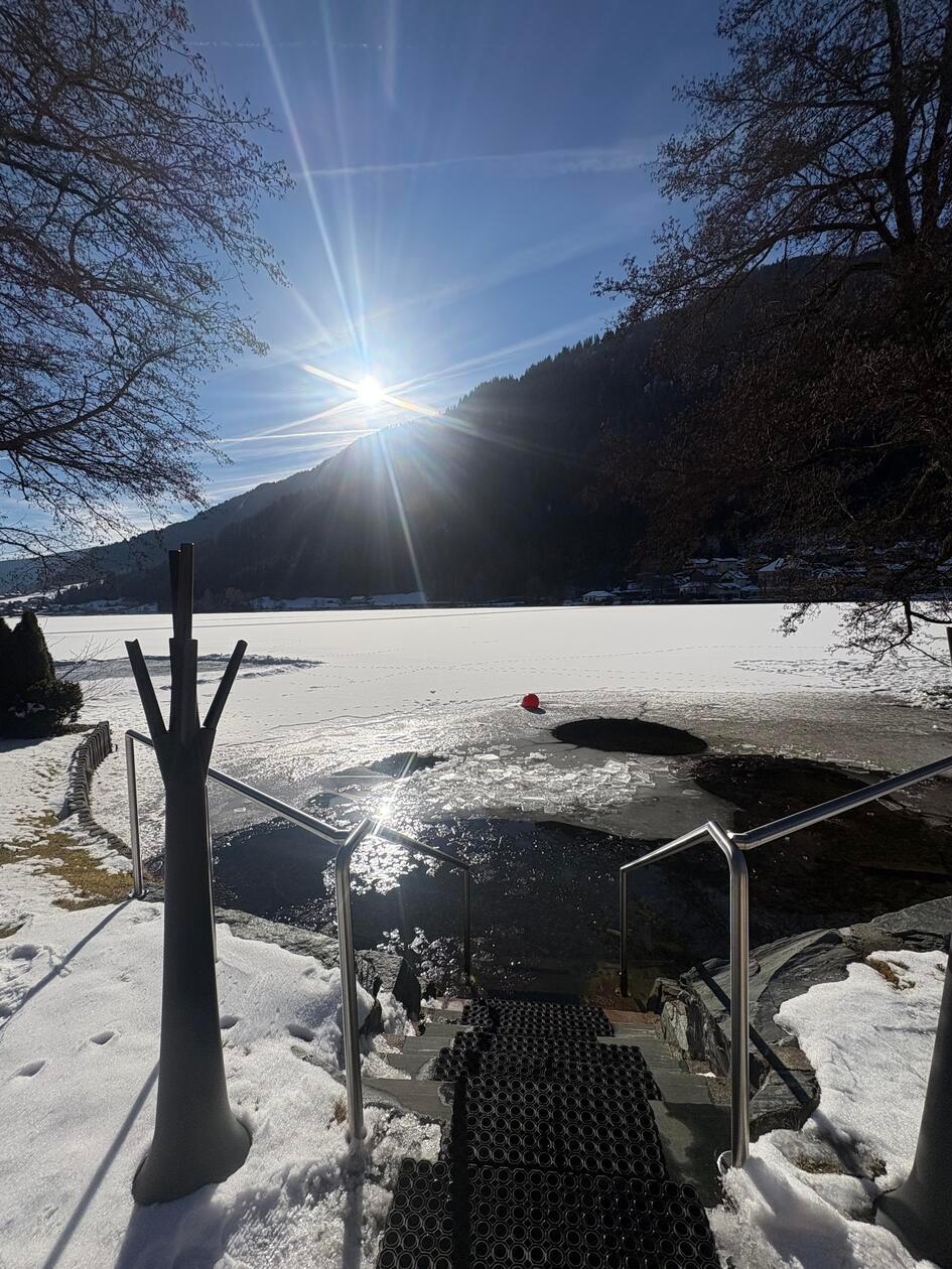 Nicht nur ein schöner Panoramablick, für hartgesottene auch nettes Badewetter: Der Seezugang vom Brennseehof mit Blick auf die sanften Hügel der Nockberge.