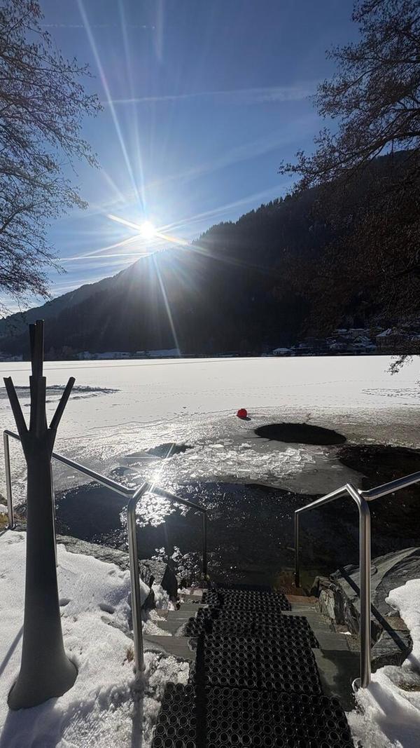 Nicht nur ein schöner Panoramablick, für hartgesottene auch nettes Badewetter: Der Seezugang vom Brennseehof mit Blick auf die sanften Hügel der Nockberge.