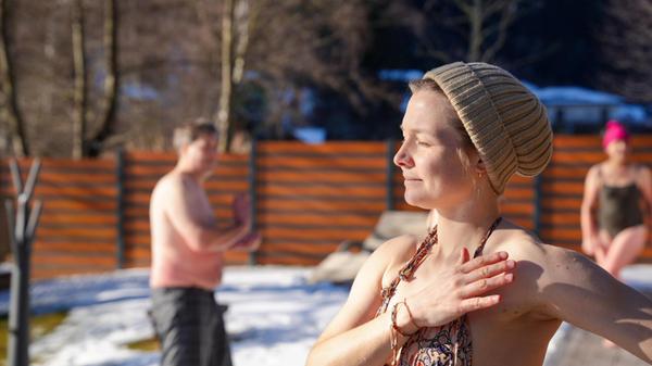 Vor und nach dem Eisbaden mit Kältetrainer Bernhard Friedrich heißt es: aufwärmen und sanfte Körperübungen machen.