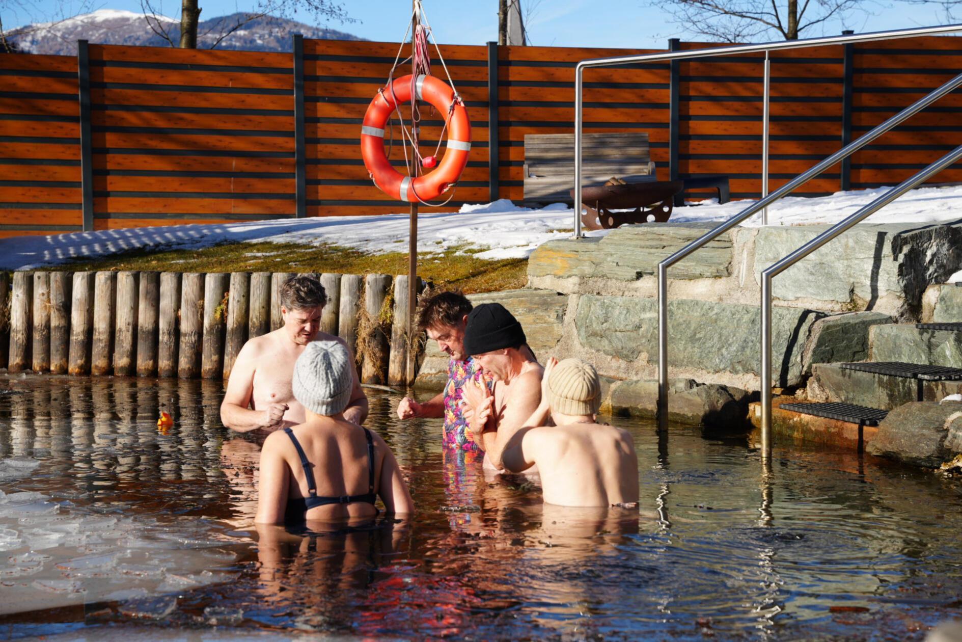 Bei unter drei Grad geht es in den Brennsee - bereits kurze Kälteimpulse reichen aus, um das Immunsystem zu stärken.