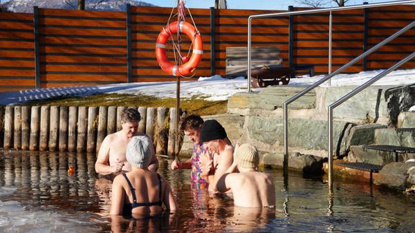 Bei unter drei Grad geht es in den Brennsee - bereits kurze Kälteimpulse reichen aus, um das Immunsystem zu stärken.