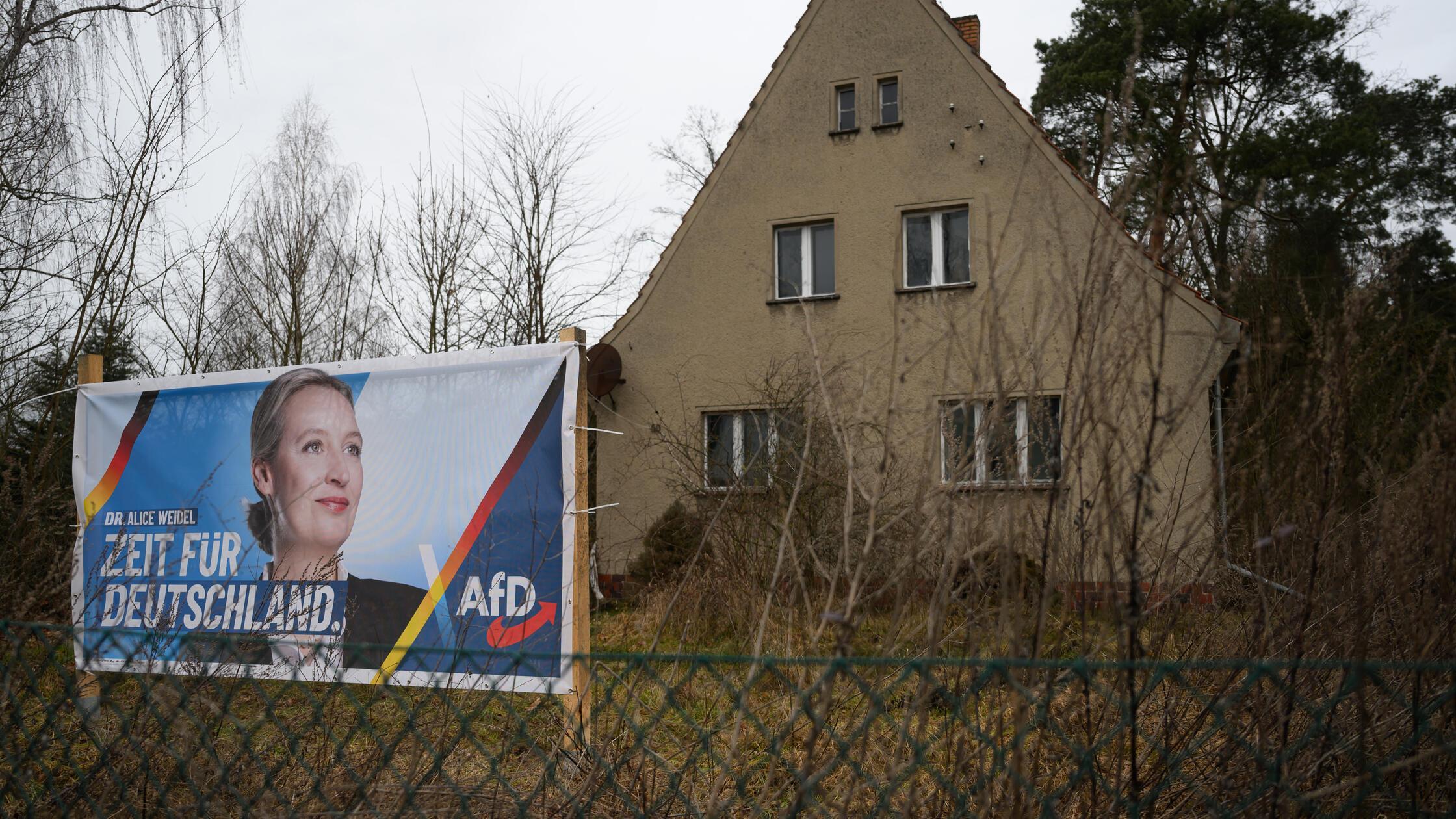 27.01.2025, Brandenburg, Briesen: Ein Wahlplakat z
