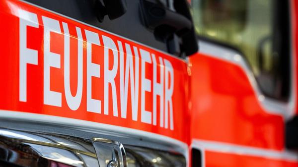 Ein Einsatzfahrzeug mit der Aufschrift «Feuerwehr»