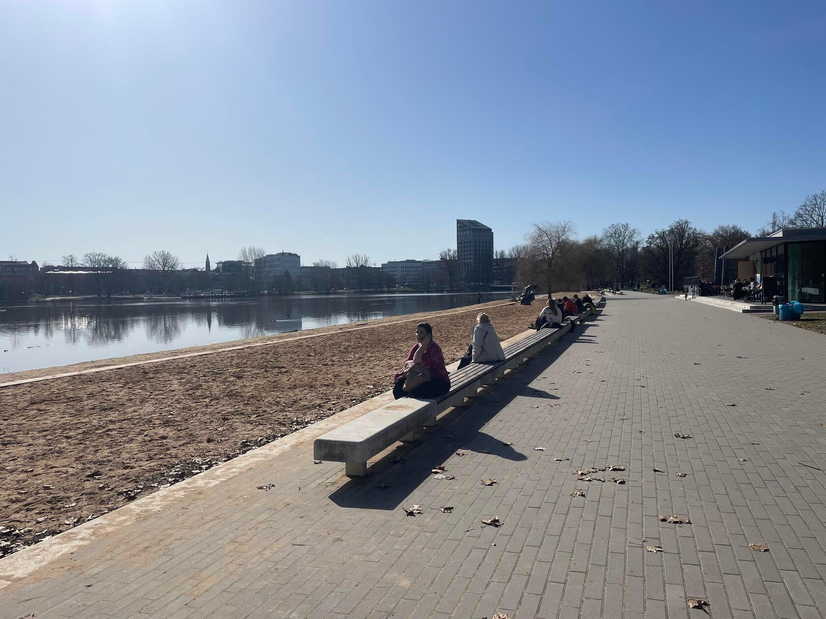 Am Wöhrder See tanken die Menschen in der Sonne Vitamin D.