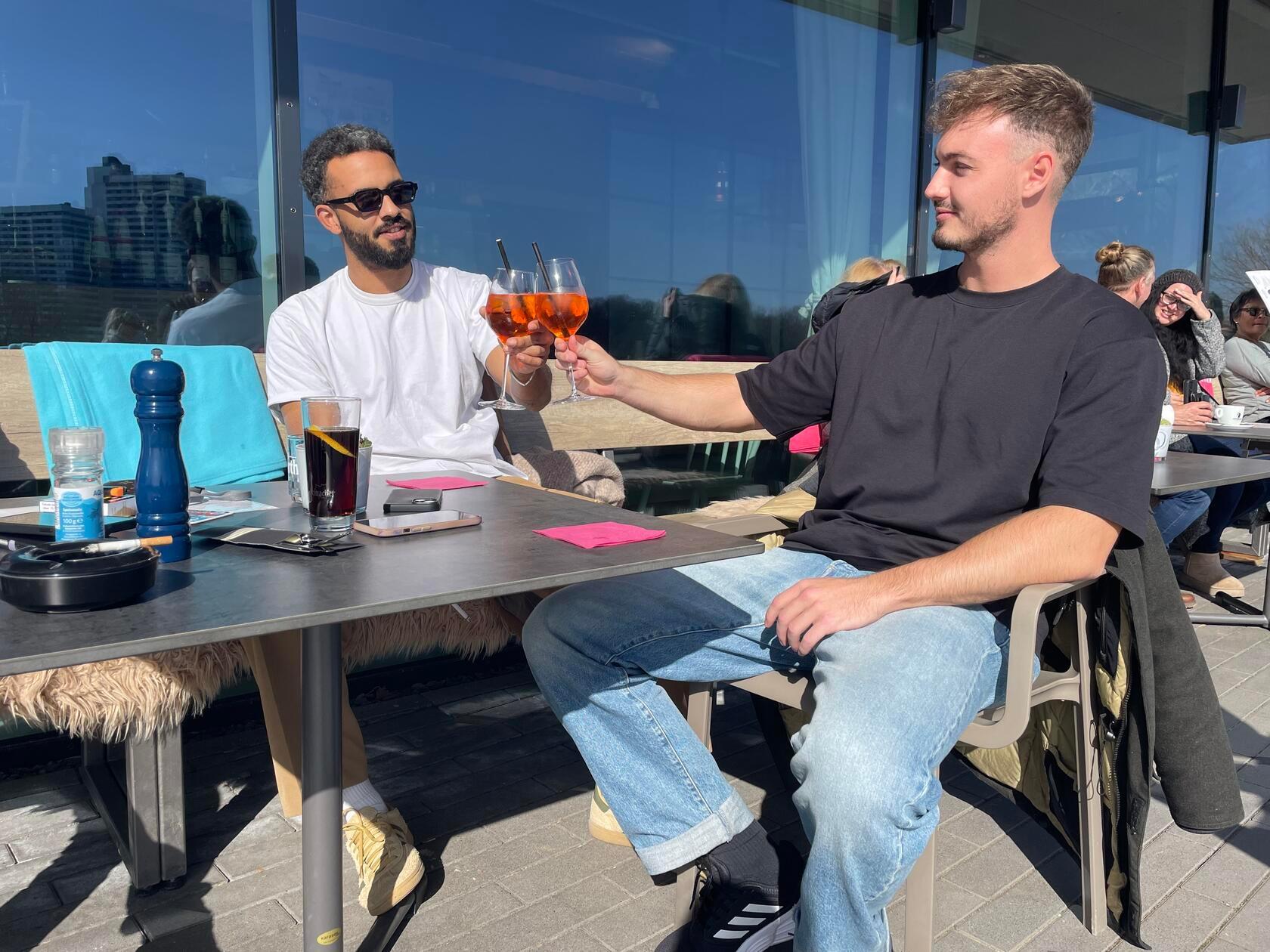 Bei Temperaturen knapp unter 20 Grad schmeckt der Aperol besonders gut.