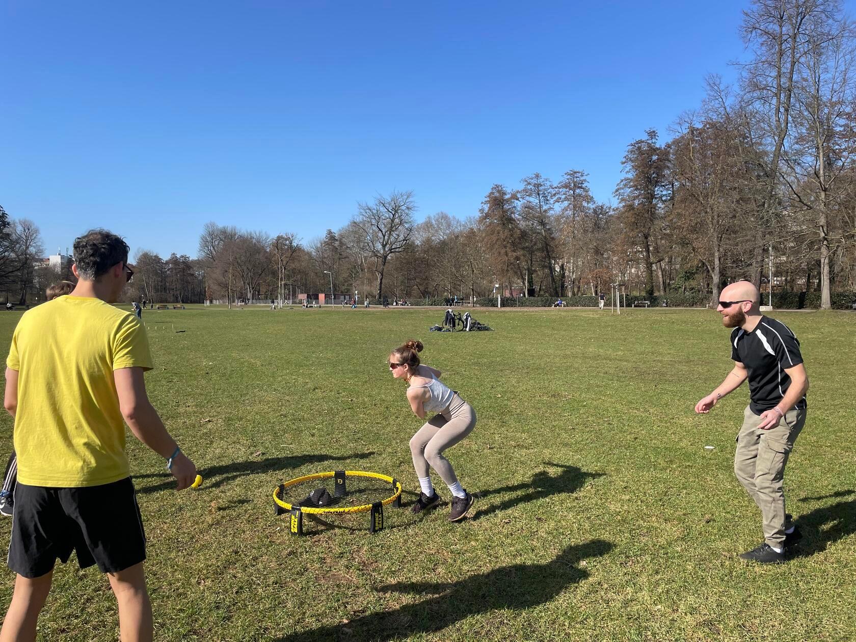 Am Freitagmittag trafen sich die Menschen bereits auf der Wöhrder Wiese, um zusammen den ersten warmen Frühlingstag zu genießen.