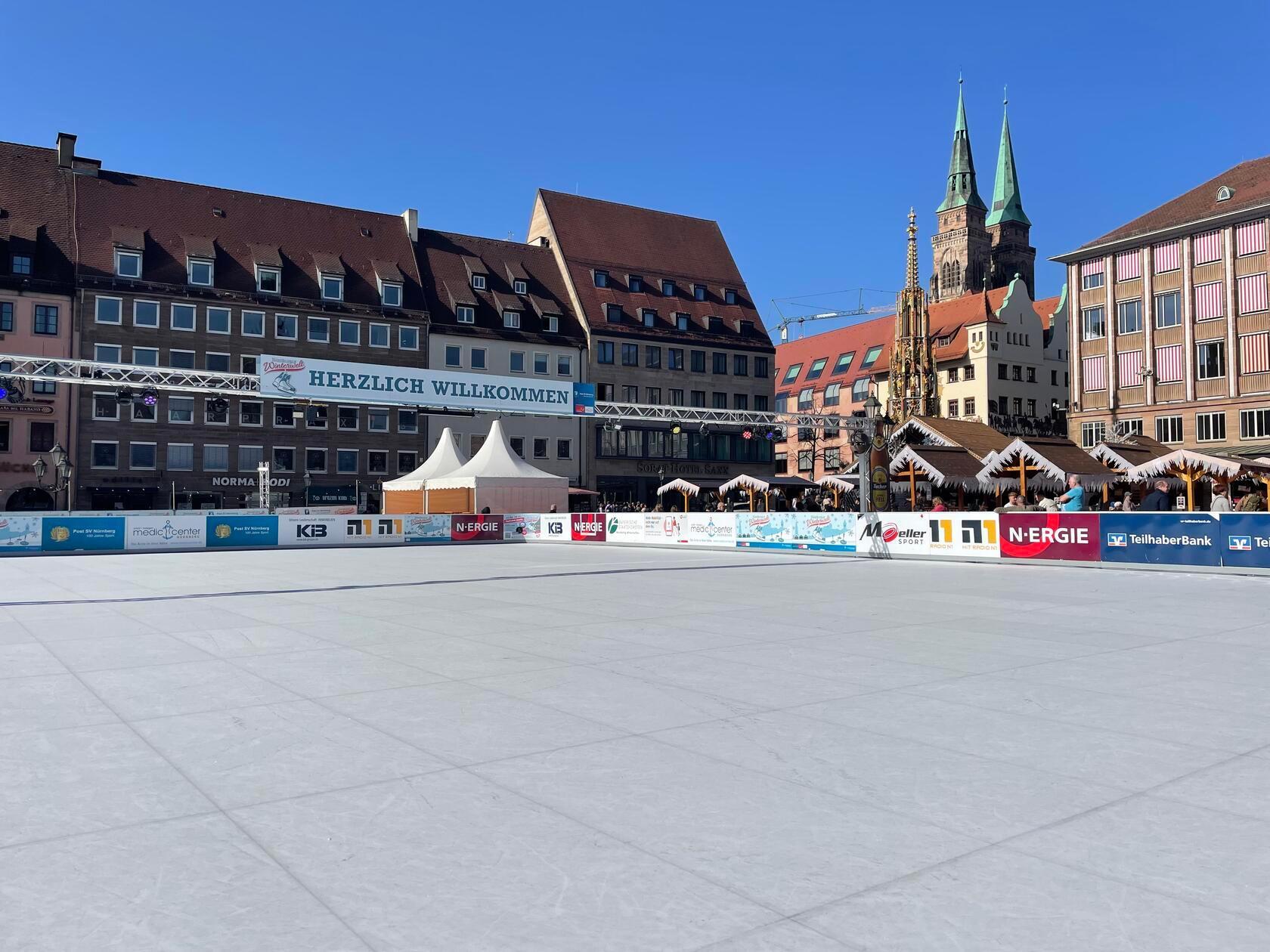 Die Winterwelt auf dem Hauptmarkt wirkt bei diesem Wetter ein bisschen fehl am Platz.