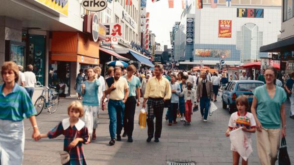 - überfüllte Fußgängerzone in Kiel