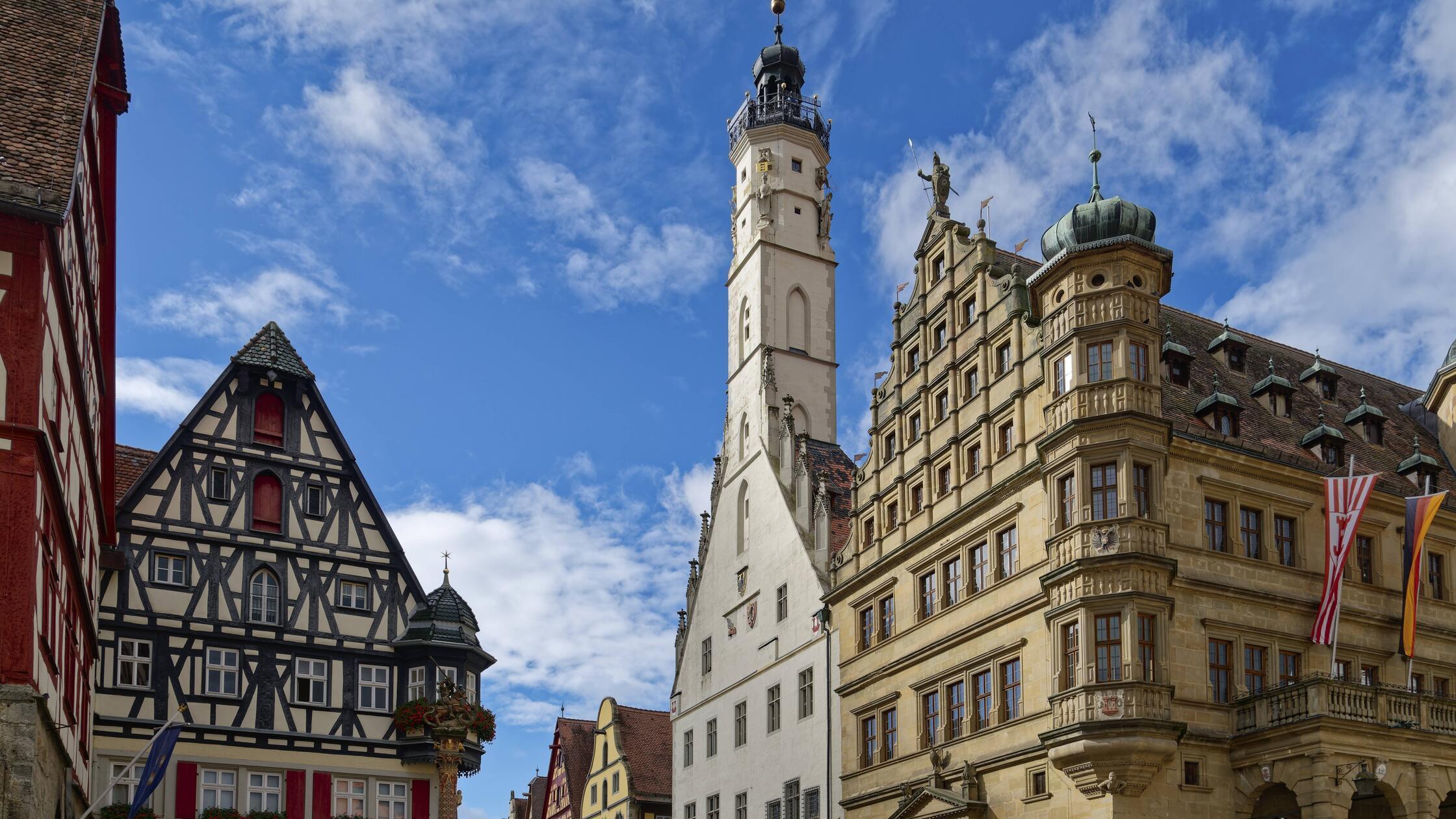 Rathaus und Fachwerkhäuser am Marktplatz in der Al