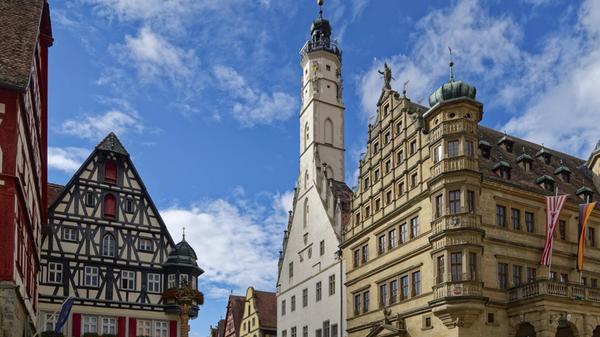 Rathaus und Fachwerkhäuser am Marktplatz in der Al