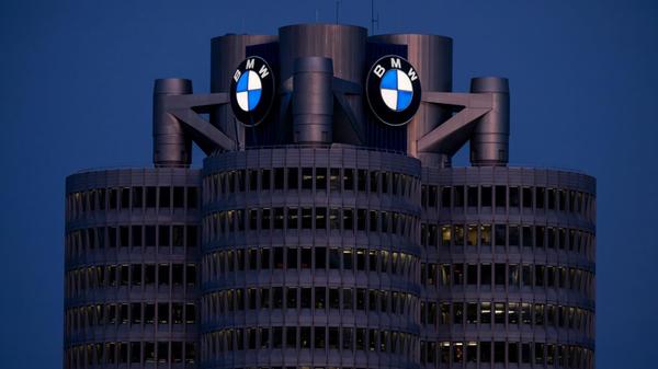 BMW Konzernzentrale mit BMW Logo am Abend. (zu dpa