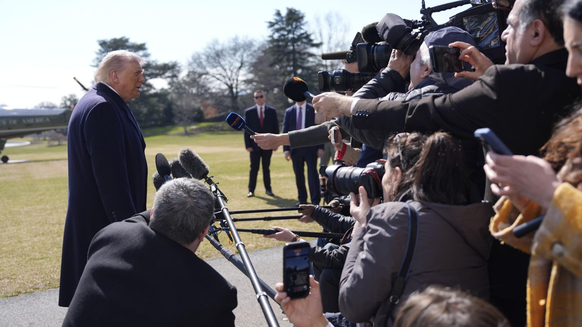 US-Präsident Donald Trump spricht mit Journalisten