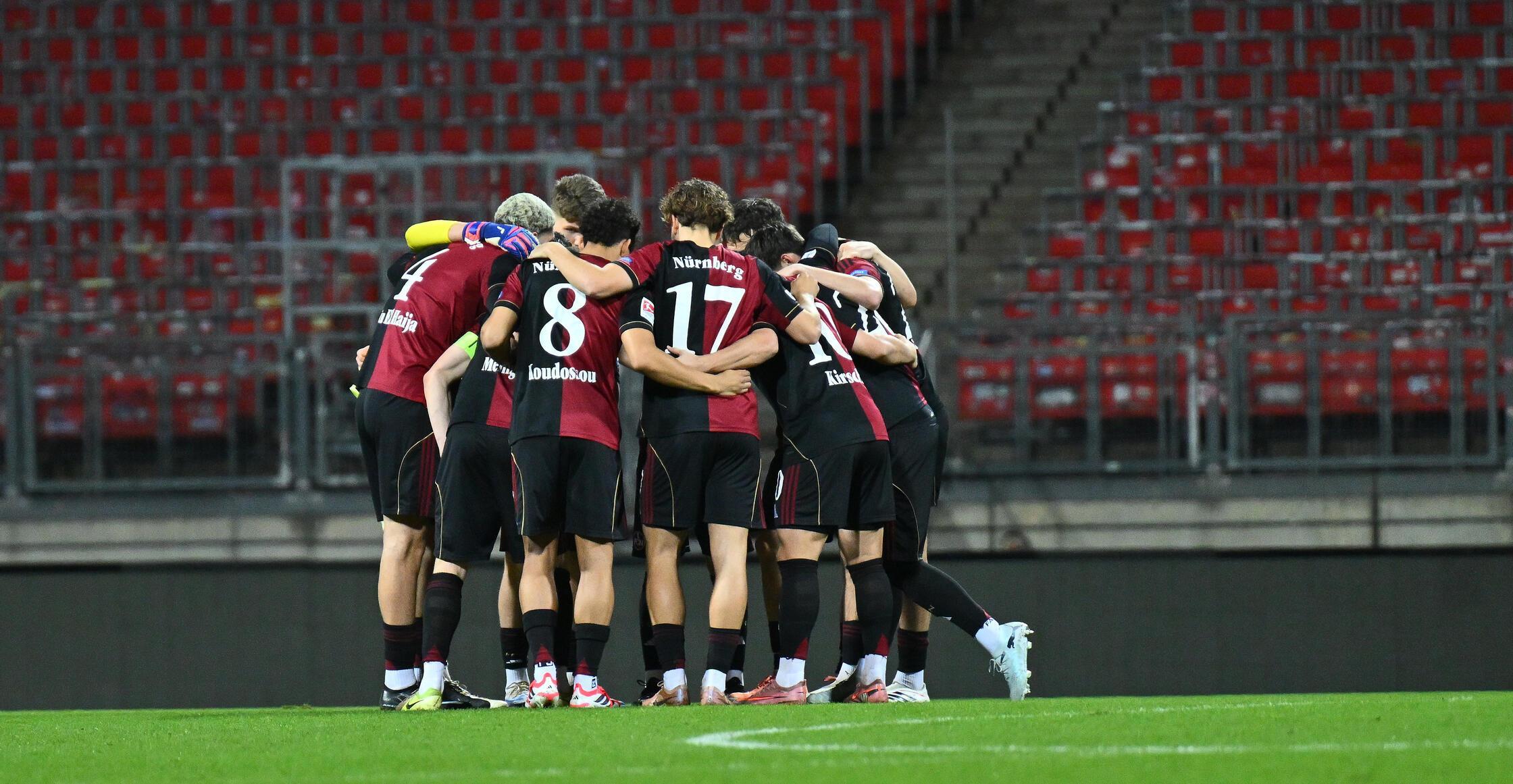 Regionalliga im Max-Morlock-Stadion: Der 1. FC Nürnberg II vor dem Anpfiff. Teamkreis Mannschaft Team FCN vor Spielbeginn
