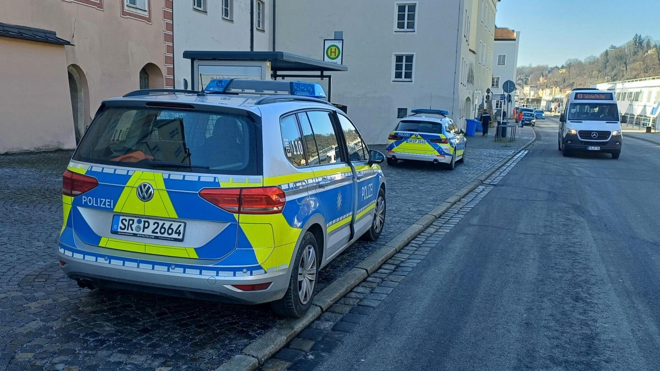Polizeifahrzeuge stehen auf der Straße. Nach der F