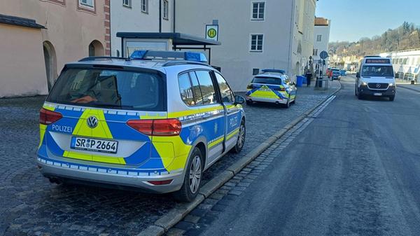 Polizeifahrzeuge stehen auf der Straße. Nach der F