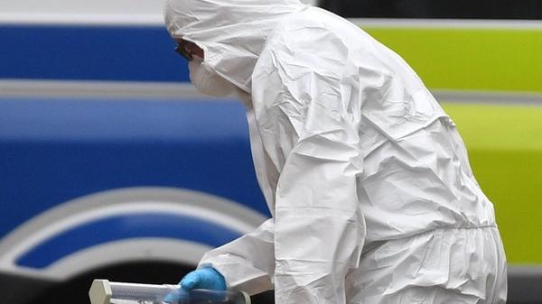 Ein Mitarbeiter der Spurensicherung in Schutzkleid