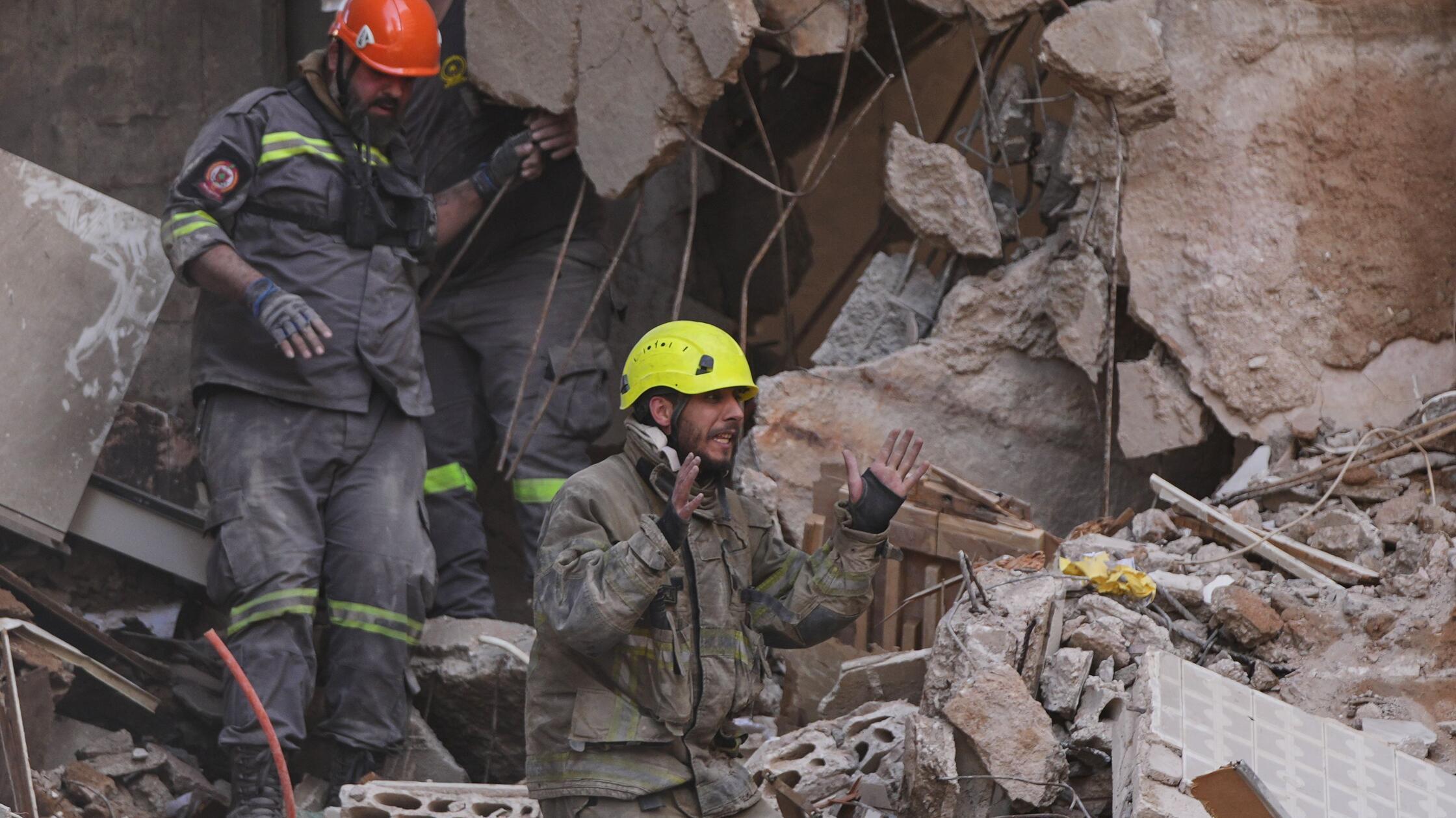 09.04.2026, Libanon, Beirut: Ein Retter gestikulie