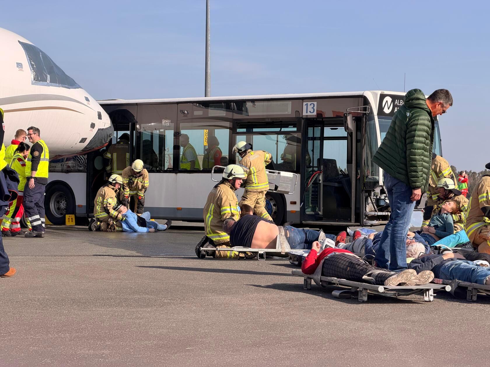 Ziel war es, Abläufe und Zusammenarbeit im Fall eines Flugunfalls praxisnah zu erproben und weiter zu verbessern.